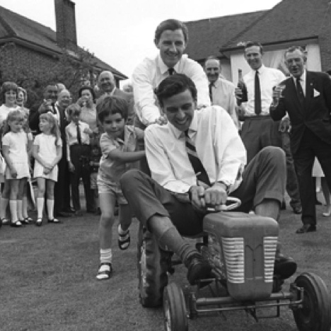 Chaque année les Hill donnaient une patie, graham et Damon Hill pousse Jimmy sur un tracteur à pédales...
